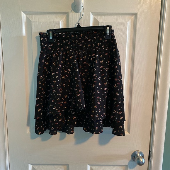 Socialite Black Floral Skirt! Size L - Picture 4 of 4